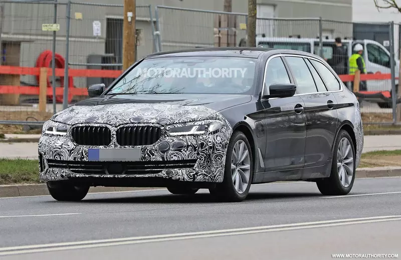 Spy shots of the 2021 BMW 5 Series Touring.