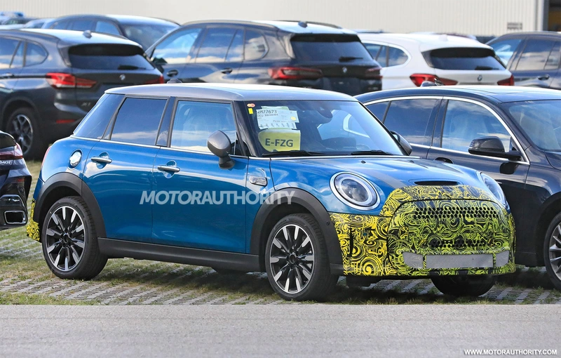 Spy shot of the 2022 Mini Hardtop 4-door plug-in hybrid