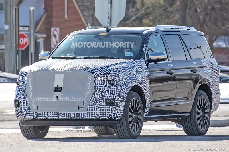 Spy shots of the 2022 Lincoln Navigator: the flagship SUV will get a facelift