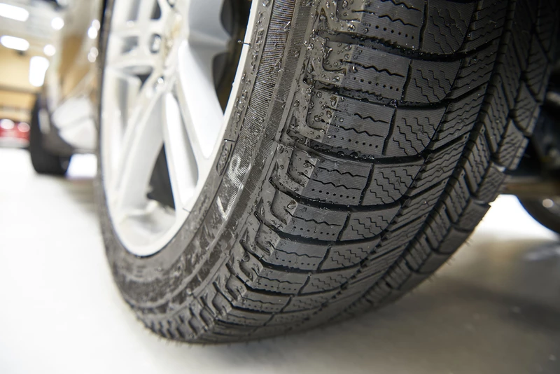 The following describes how to adjust tire pressure for winter driving.